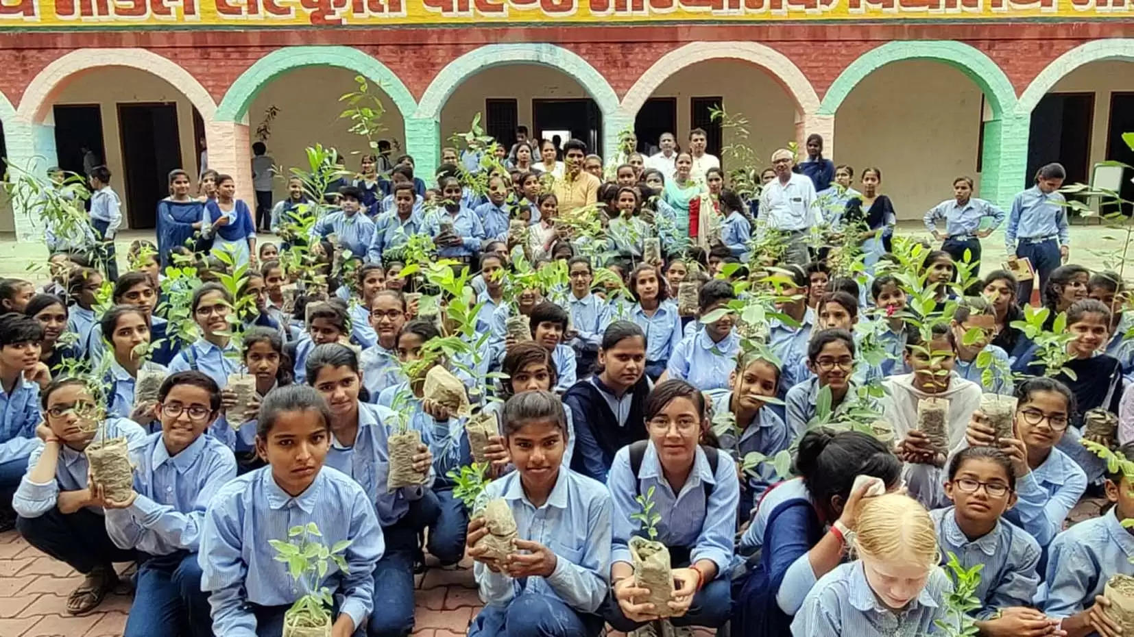 हिसार : सरकारी मास्टर का हरियाली होमवर्क, छुट्टियों में छात्र लगाएंगे पौधे