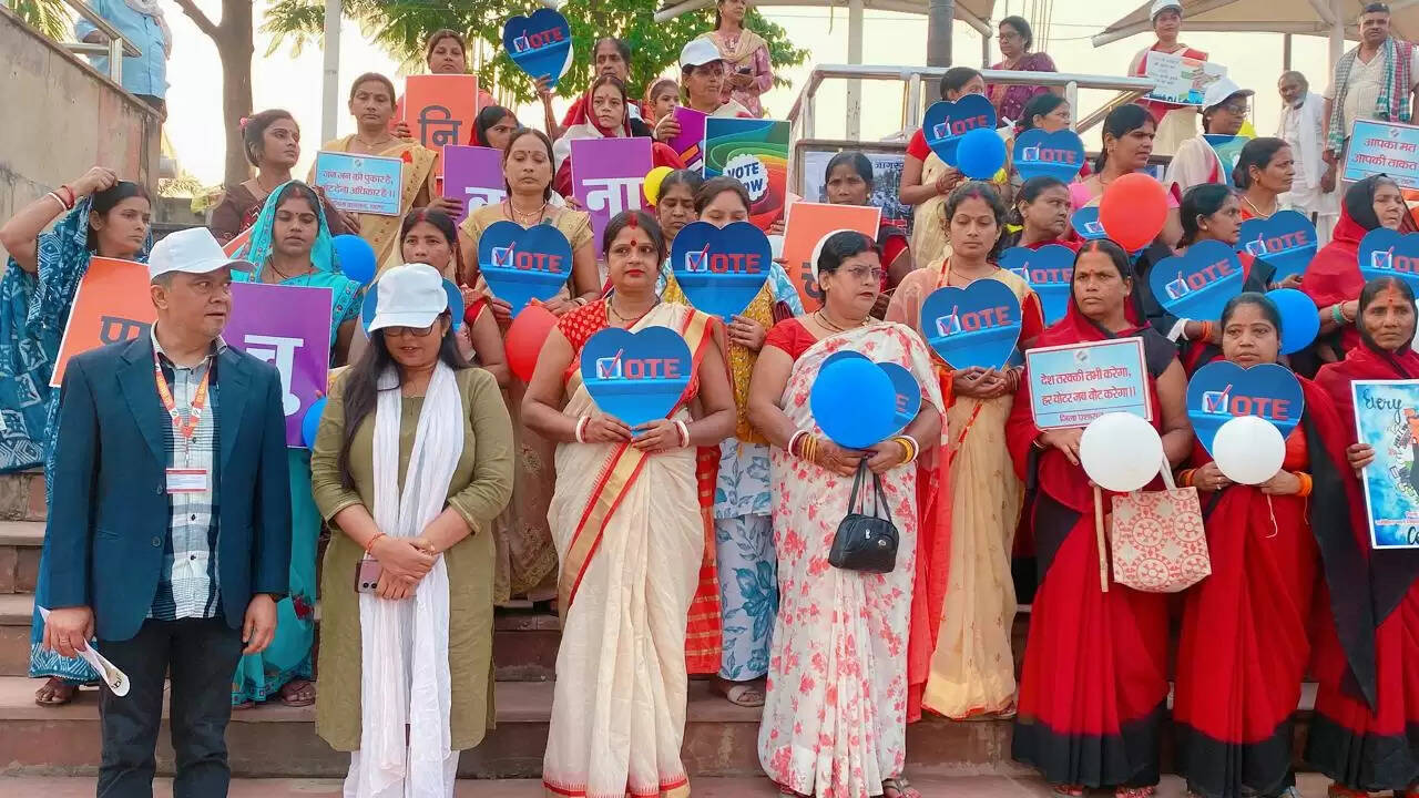 नारायणी किनारे गूंजा लोकतंत्र का संदेश, जनसैलाब ने बढ़ाया लोकतंत्र का मान