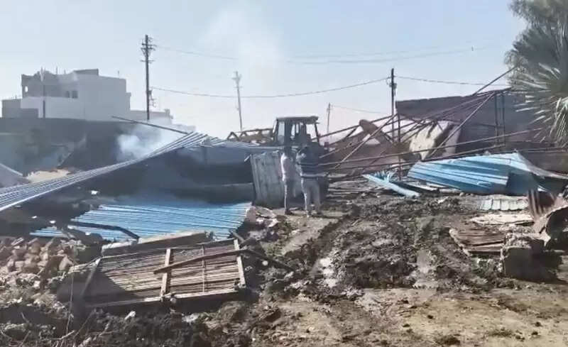 इंदौरः प्रशासन की बड़ी कार्रवाई, अवैध रूप से निर्मित दुकान-गोडाउन किया गया ध्वस्त