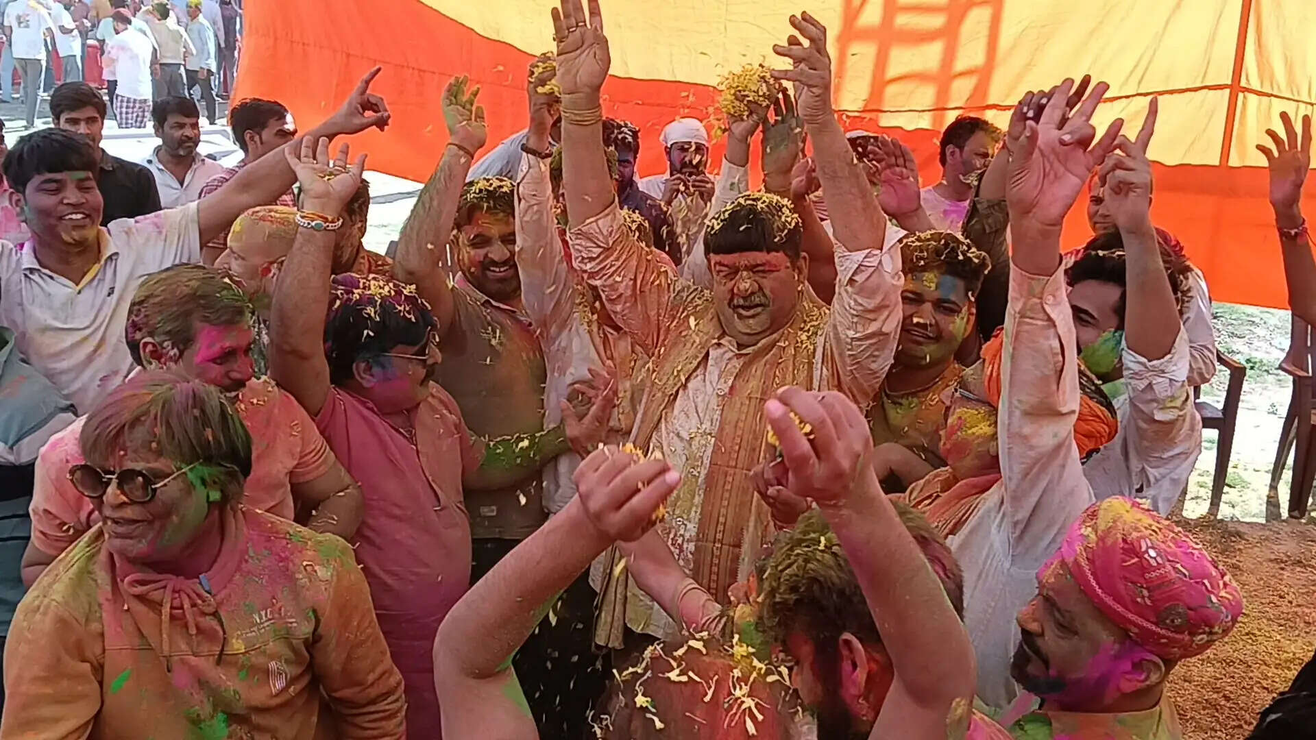 वन मंत्री संजय शर्मा ने अलवर में फूलों व हर्बल गुलाल से खेली होली, पर्यावरण संरक्षण का दिया संदेश