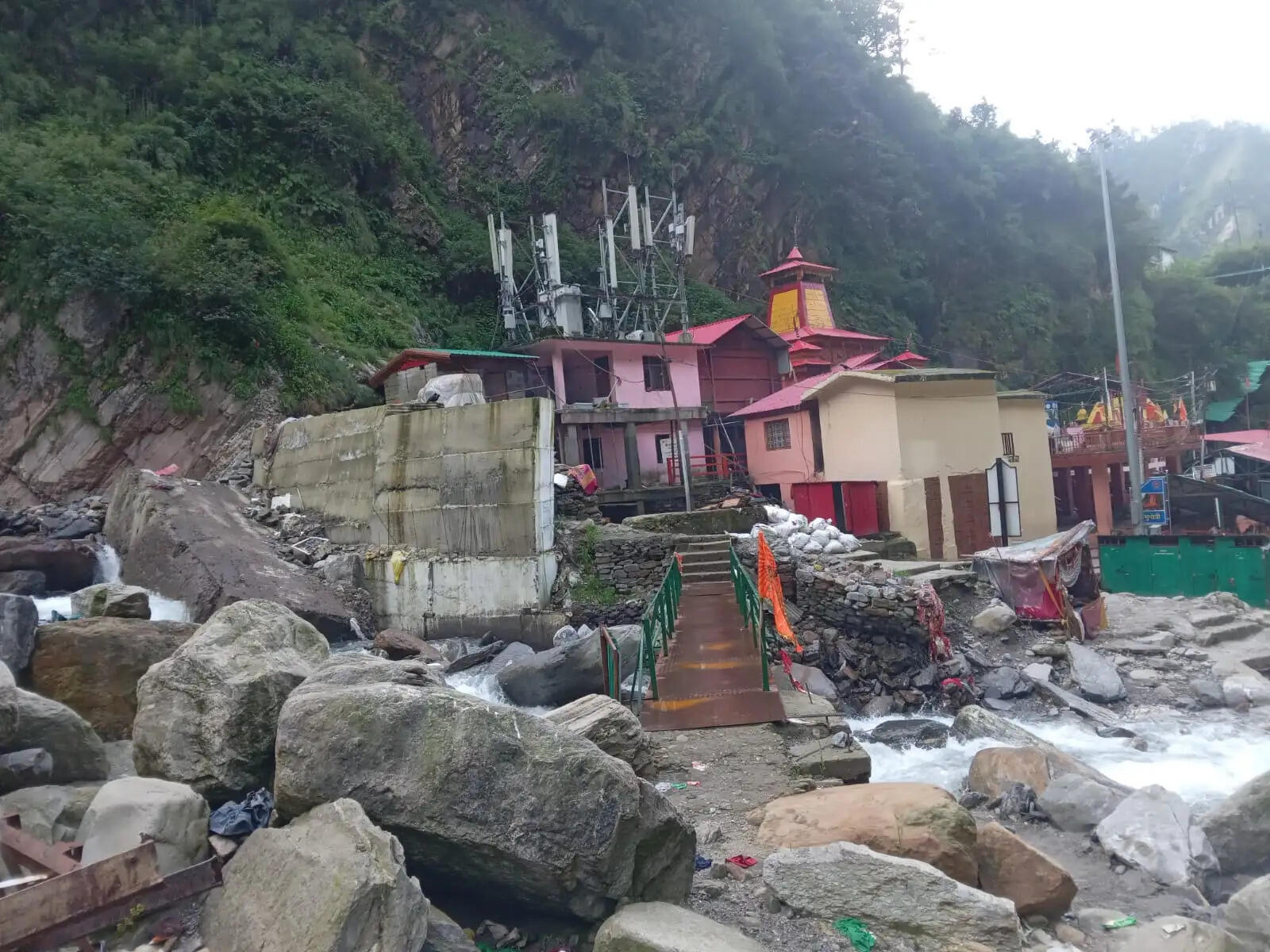 बजट स्वीकृत, टेंडर भी पूरा, फिर भी यमुनोत्री धाम में बाढ़ सुरक्षा कार्य ठप