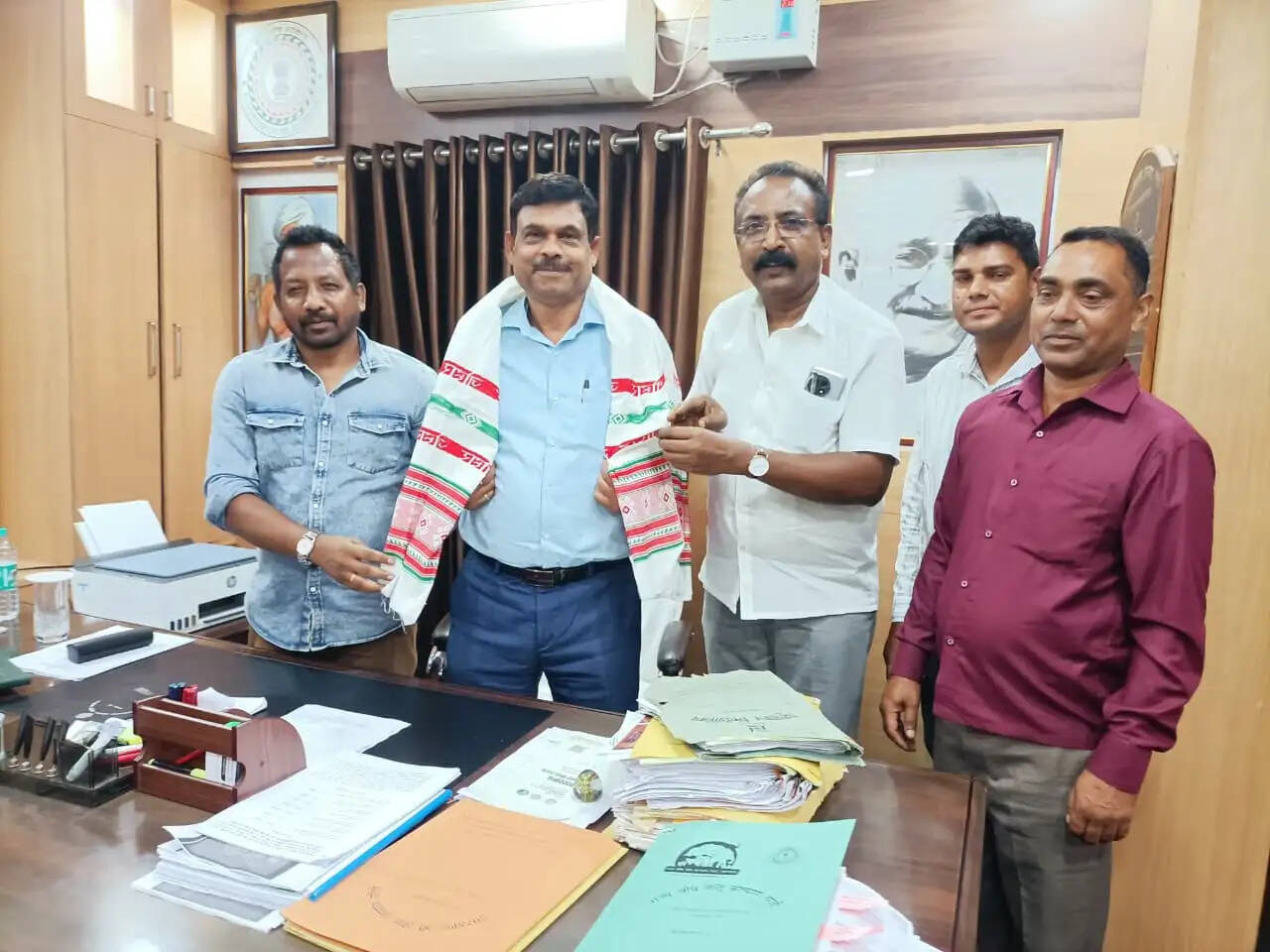 रतन तिर्की ने निदेशक से मिलकर पशुपालन को बढावा देने का किया आग्रह