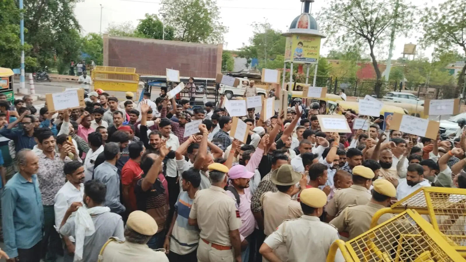 टेक्सटाइल फैक्ट्रियों को बंद करने पर श्रमिकों का प्रदर्शन