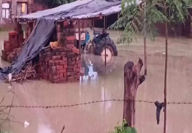 हाथरस के सिकंदराराऊ में बंबा पटरी बंद होने से गांवों व खेतों में घुसा बारिश का पानी