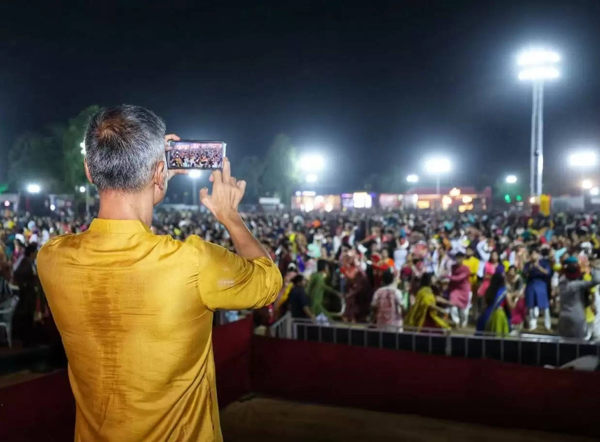 परमाणु और अर्धचालक प्रौद्योगिकी में दुनिया के अग्रणी विशेषज्ञ फी लॉन्ग ने गांधीनगर में खिलाड़ियों से गरबा खेला