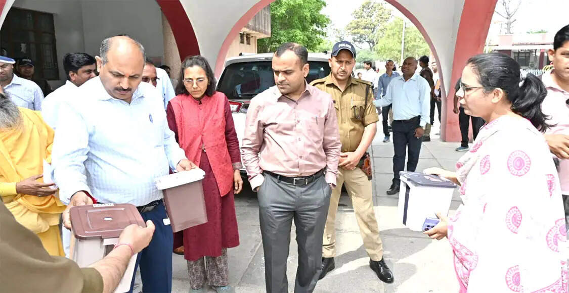 स्वच्छता की दिशा में परिवहन विभाग की नई पहल, सरकारी वाहनों में लगाए जा रहे डस्टबिन