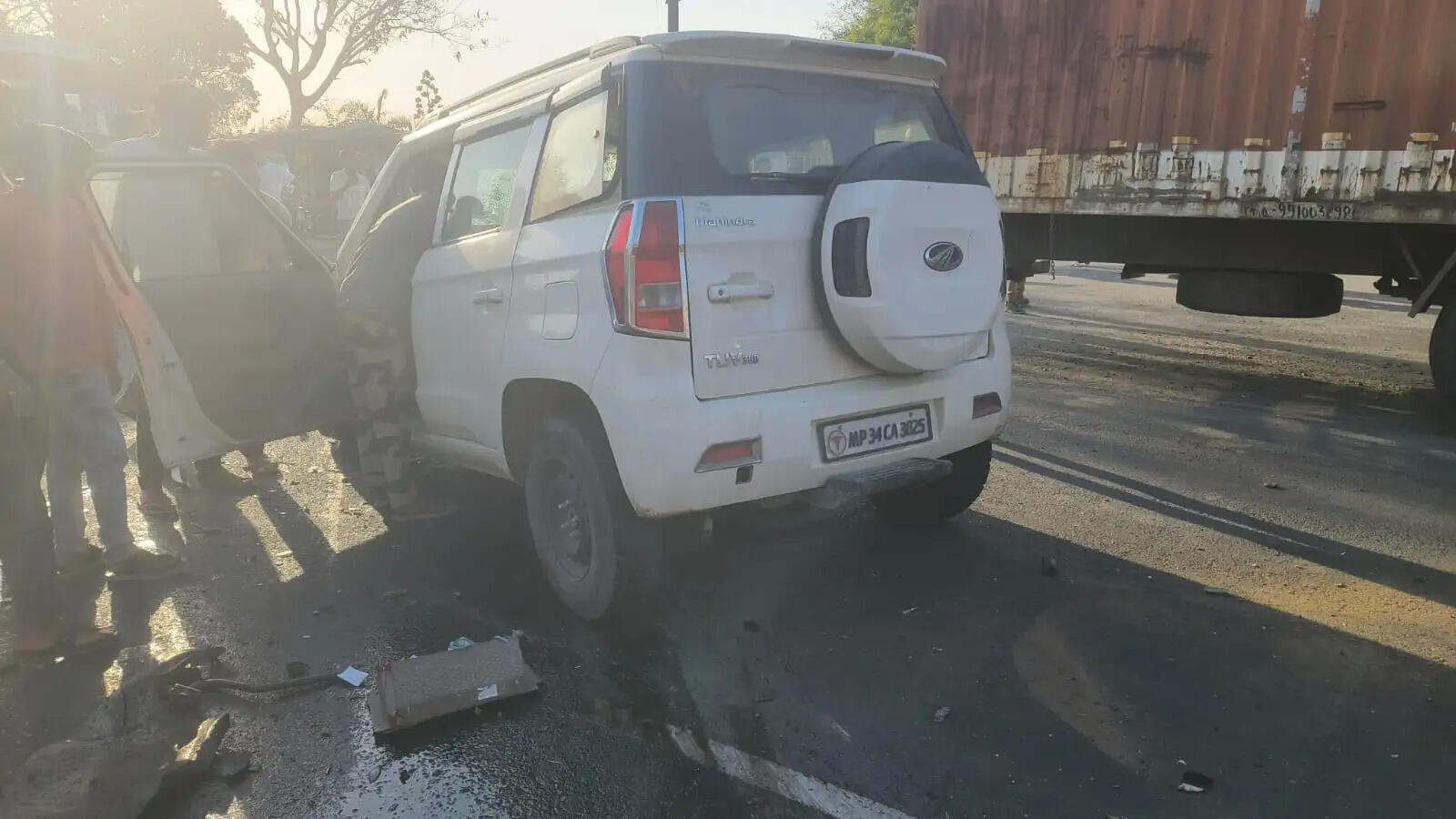 दमोहः सागर स्टेट हाईवे पर ट्रक, बोलेरो और बाइक की भीषण टक्कर, चार लोगों की मौत और 2 घायल