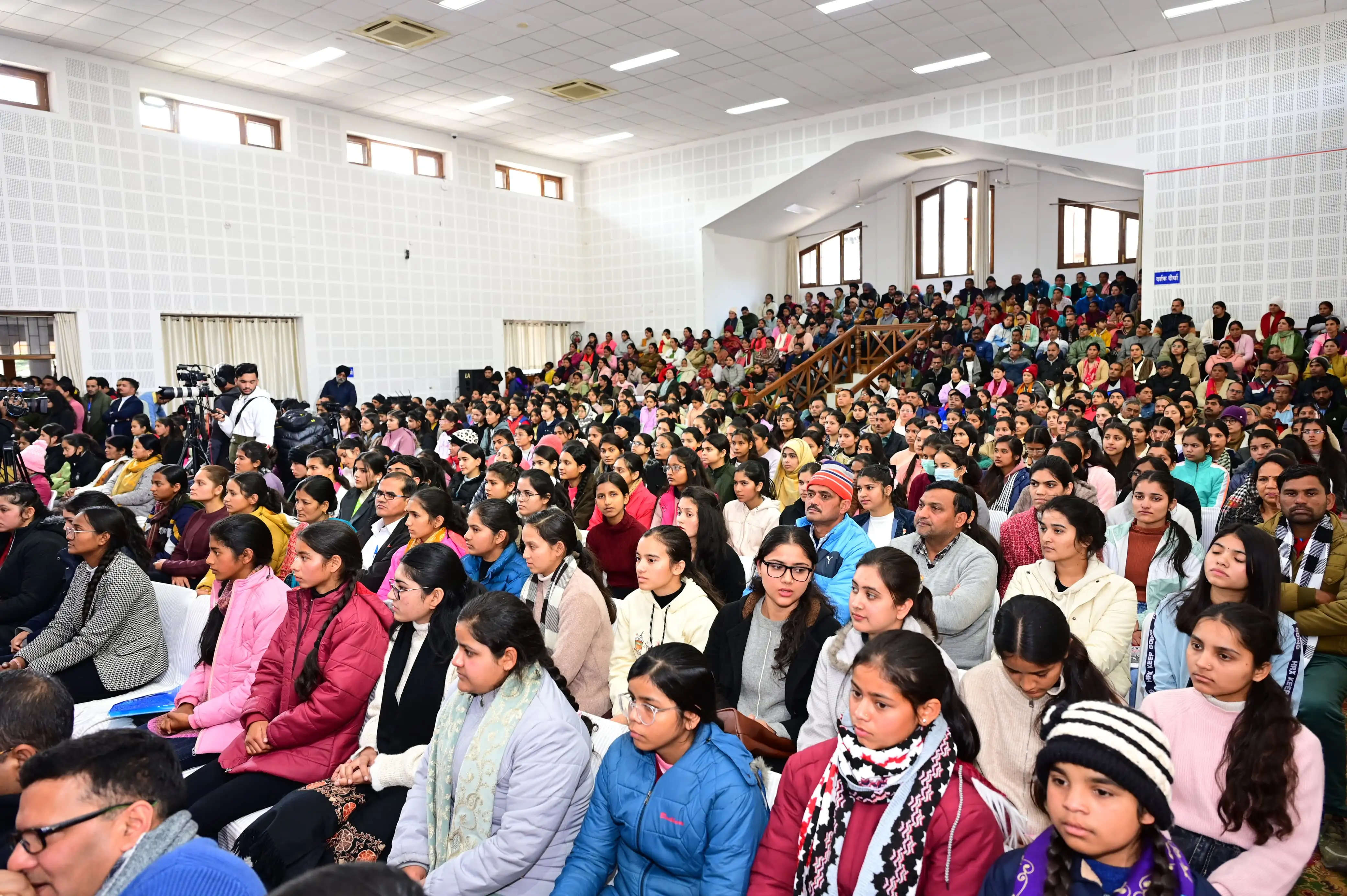 मुख्यमंत्री ने मेधावी बालिकाओं को किया प्रोत्साहित