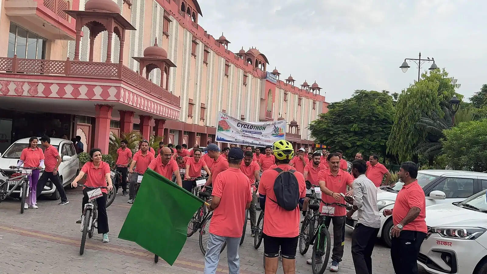 साइकिल चलाकर अधिकारियों ने दिया फिटनेस का संदेश