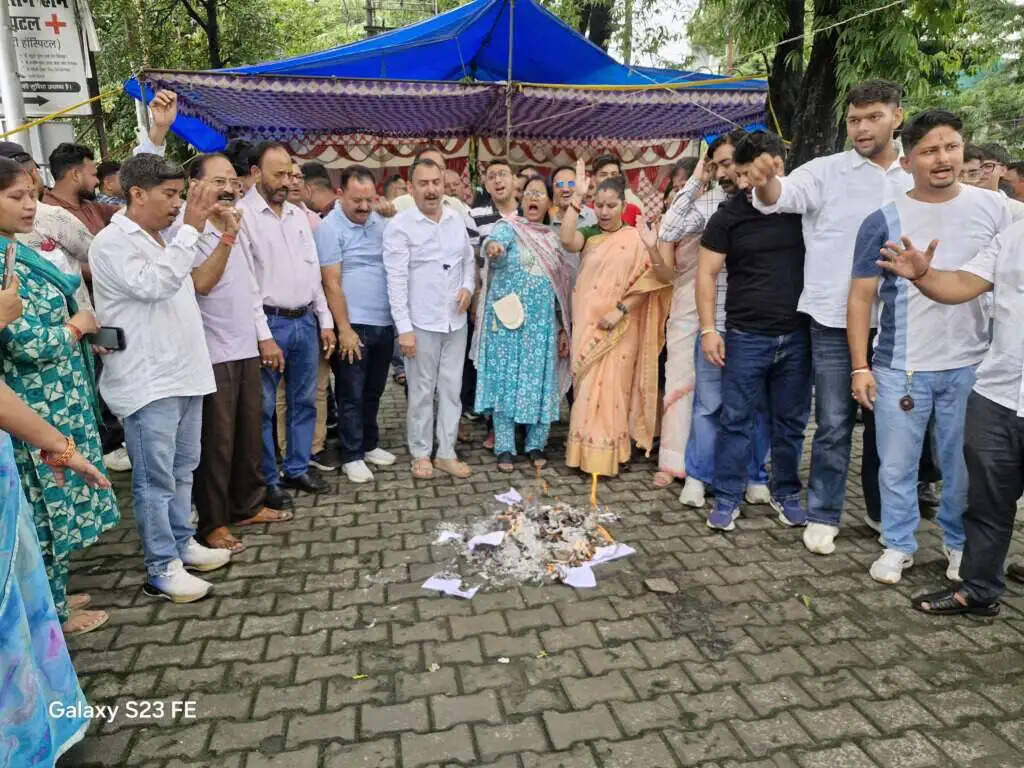 स्मार्ट मीटर के खिलाफ फूटा जनआक्रोश, बिजली बिलों की प्रतियां जलाकर विरोध
