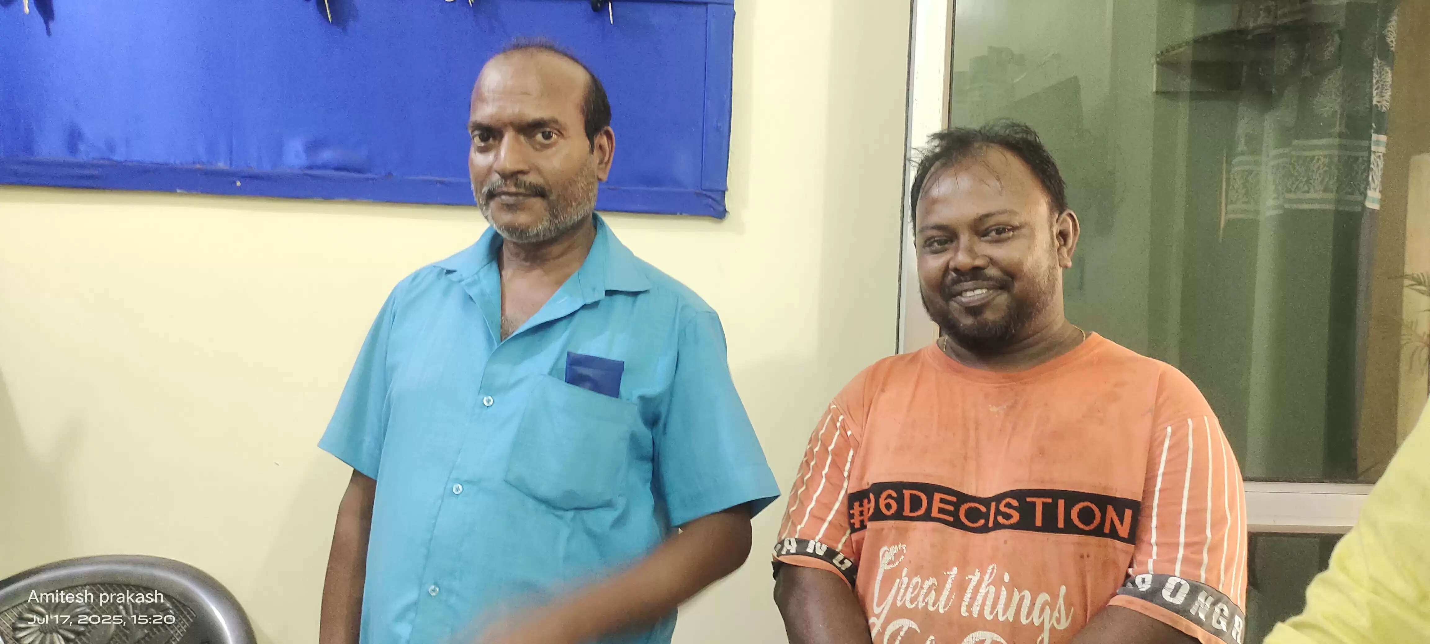 लाखों का सोना-चांदी छोड़ घूमने निकला सुनार, पुलिस ने बंद की दुकान