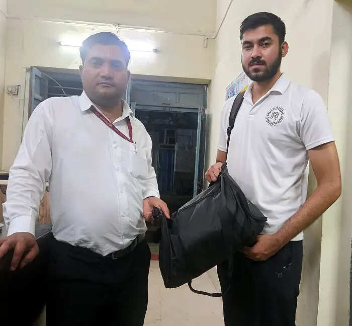 जयपुर-मुम्बई एक्सप्रेस में यात्री का छूटा बैग कोटा में लौटाया