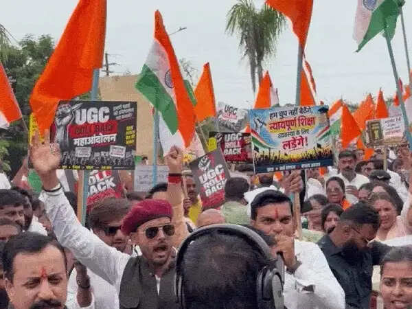 भोपाल:&nbsp;यूजीसी के नए प्रावधानों के विरोध में सवर्ण समाज का प्रदर्शन,&nbsp;राजभवन तक पैदल मार्च,&nbsp;राष्ट्रपति के नाम ज्ञापन सौंपा