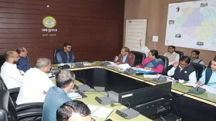 इंदौरः संभागायुक्त डॉ. खाड़े ने की कृषि, उद्यानिकी, सहकारिता, मंडी, दूग्ध संघ और मत्स्य विभाग की समीक्षा