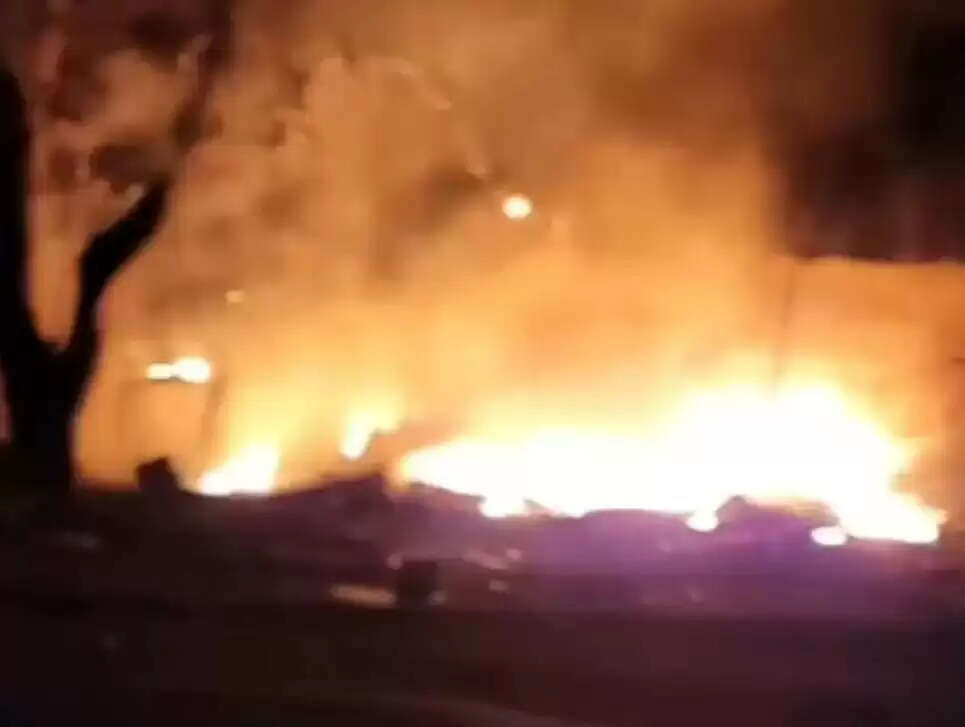 ट्रांसफार्मर से गिरी आग की चिंगारी, पांच दुकानें जलकर राख