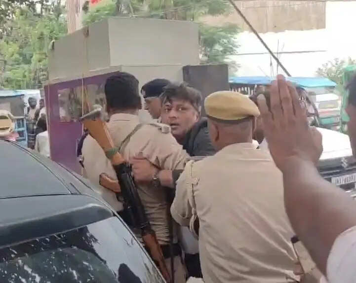 भागलपुर में पुलिस की कार्रवाई पर भड़के अधिवक्ता, अधिवक्ता को कोर्ट गेट पर घसीटकर ले जाने का आरोप