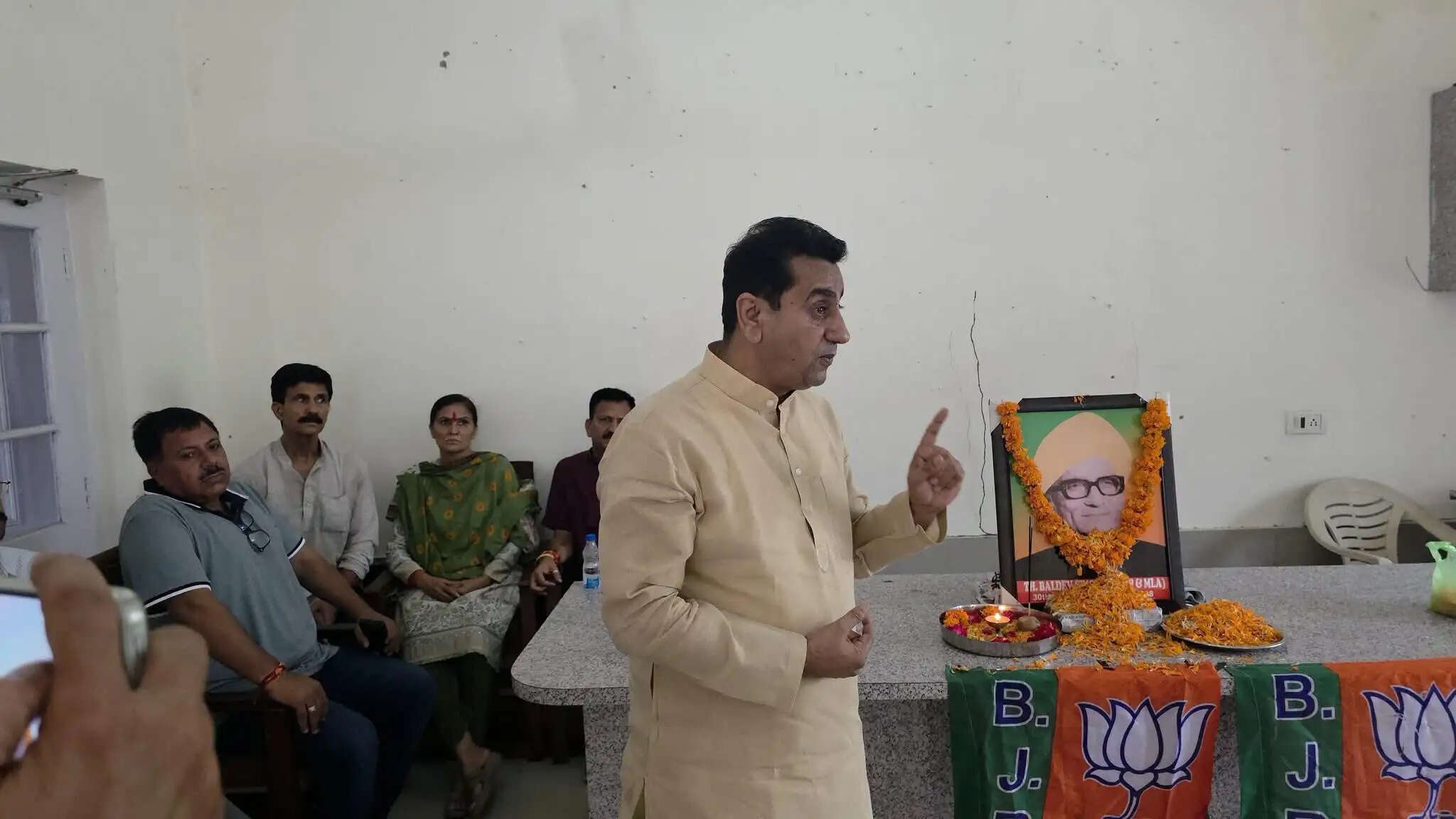 स्वर्गीय ठाकुर बलदेव सिंह की पुण्यतिथि पर भाजपा कार्यकर्ताओं ने अर्पित की श्रद्धांजलि, विधायक राजीव जसरोटिया ने किया नमन