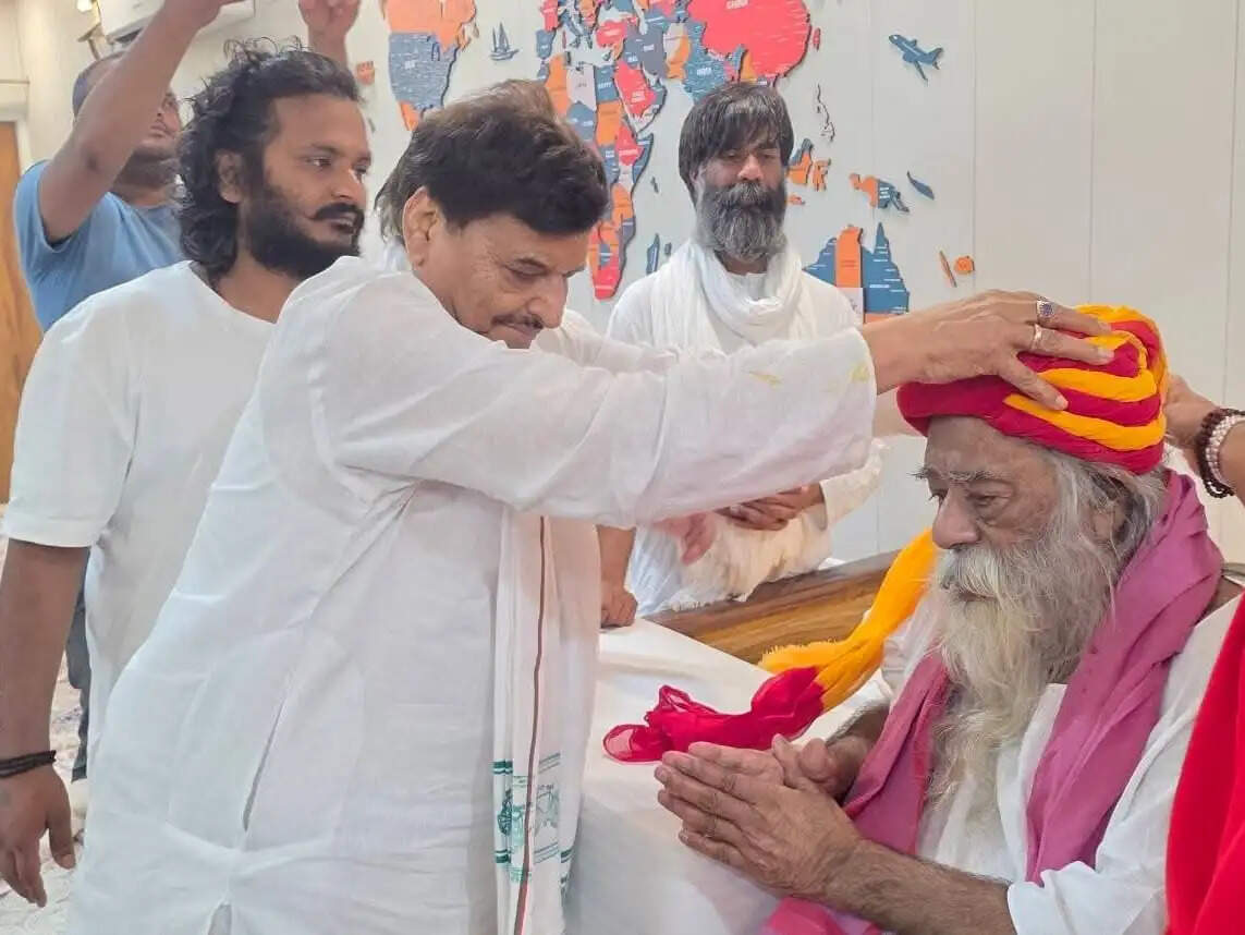 शक्तेशगढ़ आश्रम पहुंचे शिवपाल यादव, स्वामी अड़गड़ानंद का लिया आशीर्वाद