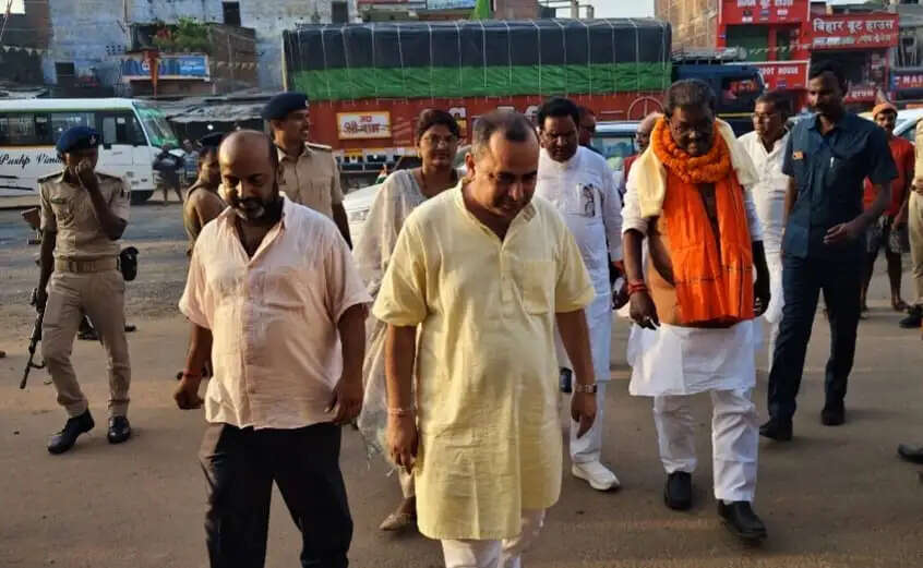 सुपौल के सिमराही पहुंचे पर्यावरण मंत्री डॉ रामचंद्र प्रसाद, कार्यकर्ताओं ने किया स्वागत