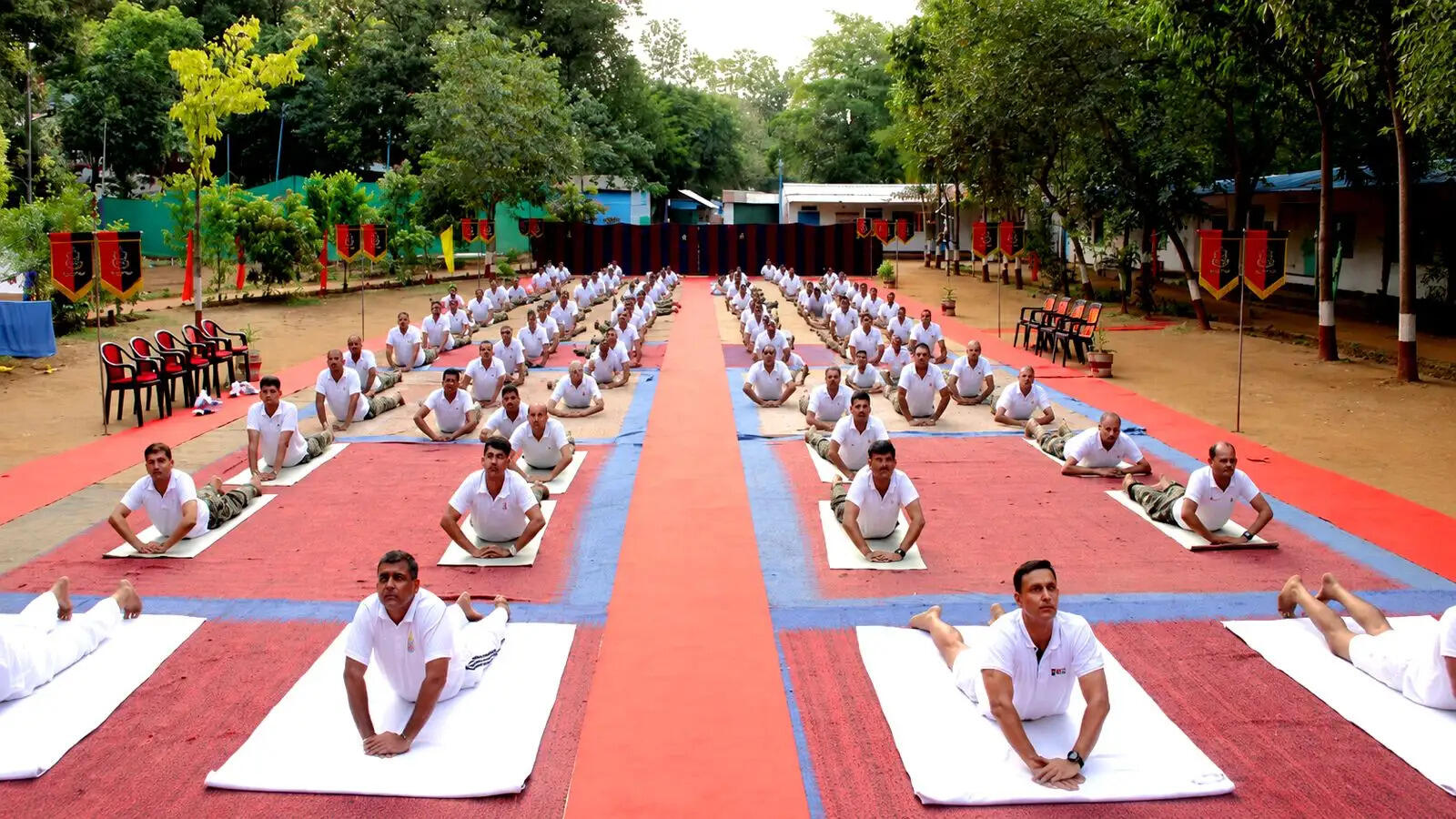 सीमा सुरक्षा बल के अधिकारियों व जवानों ने किया सामूहिक योगाभ्यास