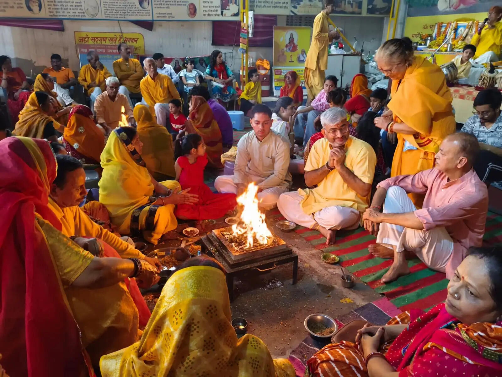 गायत्री परिवार के छह केंद्रों पर 3 हजार श्रद्धालुओं ने दी 72 हजार आहुतियां