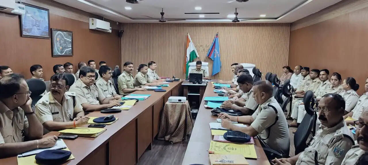 मासिक अपराध गोष्ठी में एसपी ने पांच वर्षों से लंबित मामलों के निष्पादन का दिया निर्देश