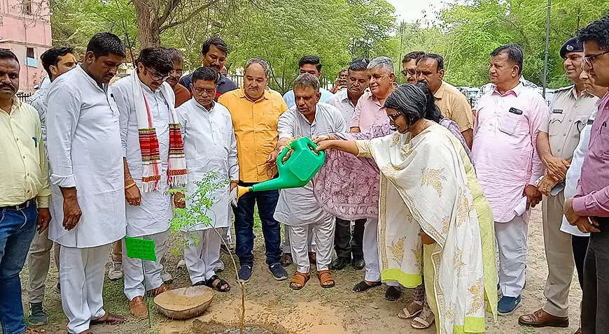 चिकित्सा व प्रभारी मंत्री गजेंद्र सिंह खींवसर ने एक पौधा मां के नाम अभियान के तहत किया पौधारोपण