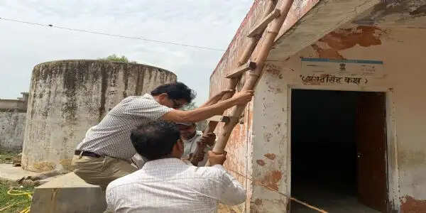 शैक्षणिक व्यवस्थाओं का जायजा लेने राजकीय विद्यालयों के औचक निरीक्षण पर निकले अतिरिक्त मुख्य सचिव राजेश यादव