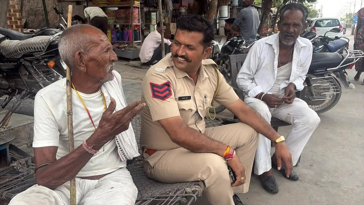 वरिष्ठ जन संबल कार्यक्रम: अकेले रह रहे बुजुर्गों का सहारा बनी पुलिस