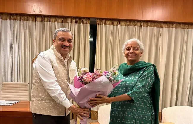 वित्त मंत्री सिंगापुर पहुंचीं, वैश्विक निवेशकों को संबोधित करने सहित अहम बैठकों में होंगी शामिल
