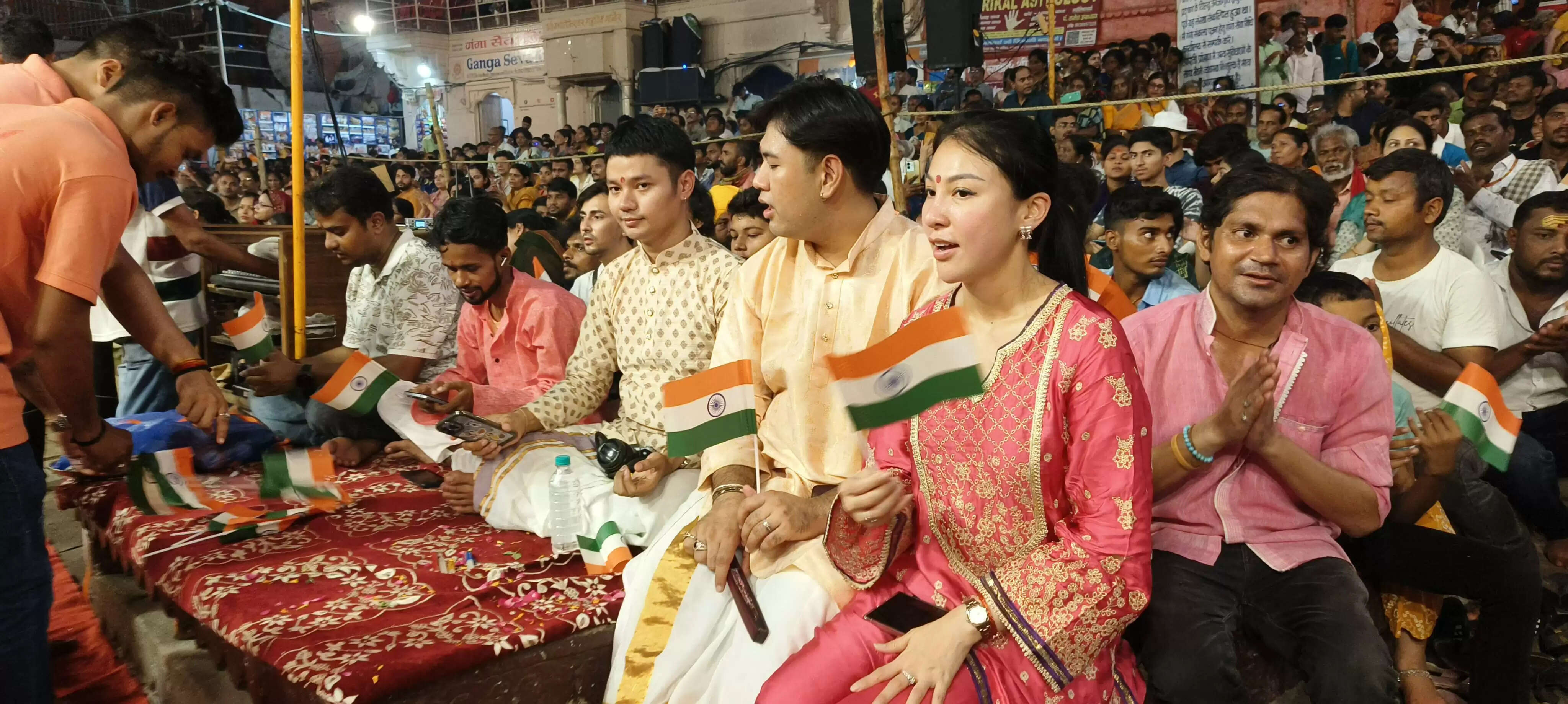 सेना के शौर्य को समर्पित गंगा आरती: 1001 दीपों से लिखा गया 'जय हिंद'