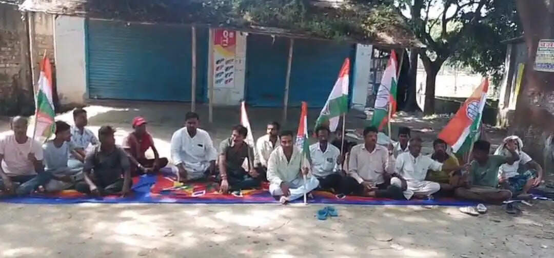 जमुई की घटना के विरोध में कांग्रेस कार्यकर्ताओं ने दिया धरना