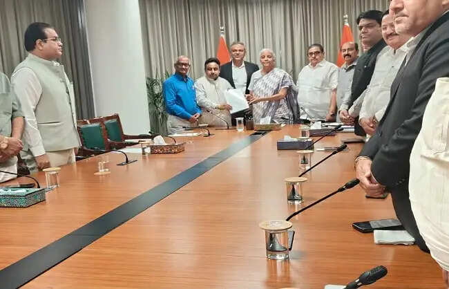 यूपीआई मुद्दे पर देशभर के व्यापारिक नेताओं के प्रतिनिधिमंडल ने वित्त मंत्री से की मुलाकात