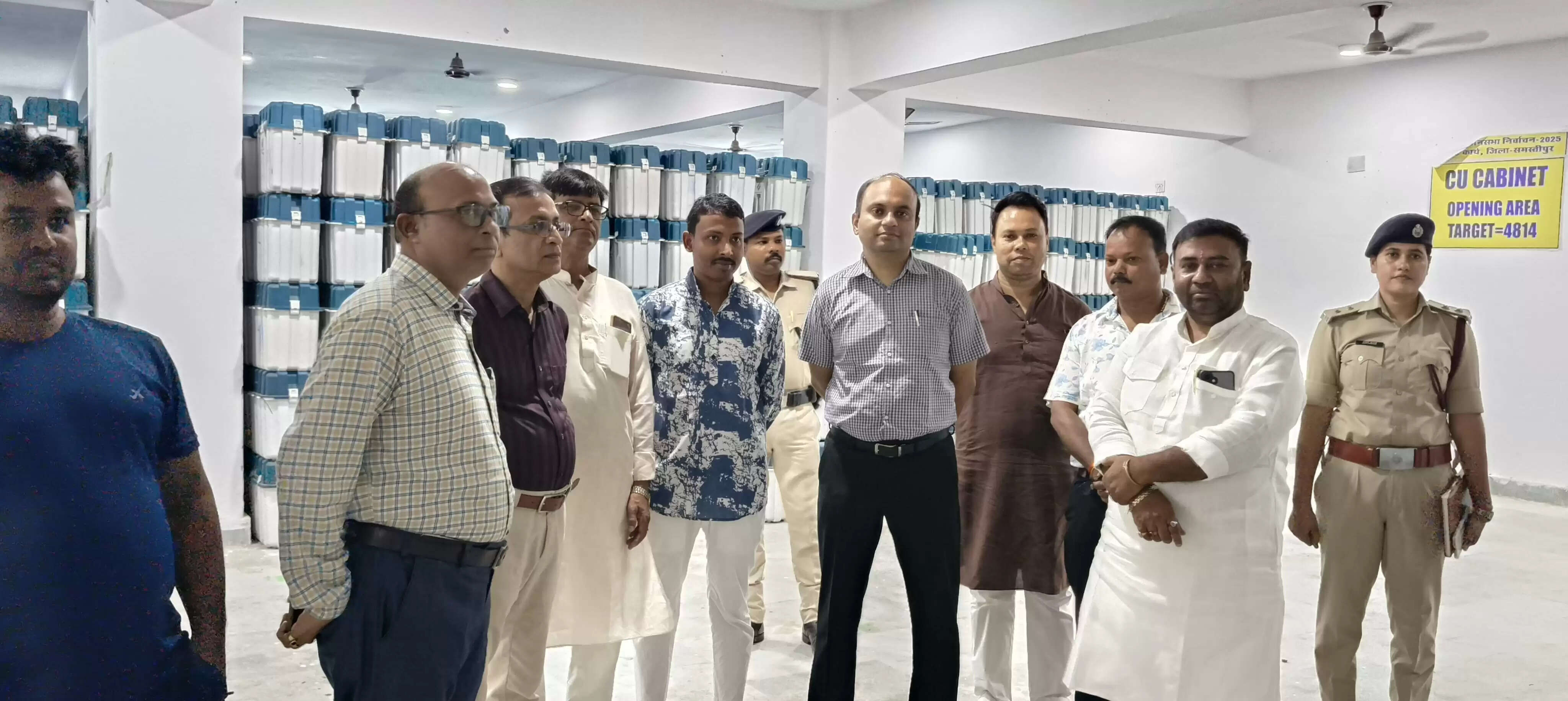 जिला निर्वाचन पदाधिकारी के द्वारा वी०वी०पैट वेयर हाउस का त्रैमासिक निरीक्षण