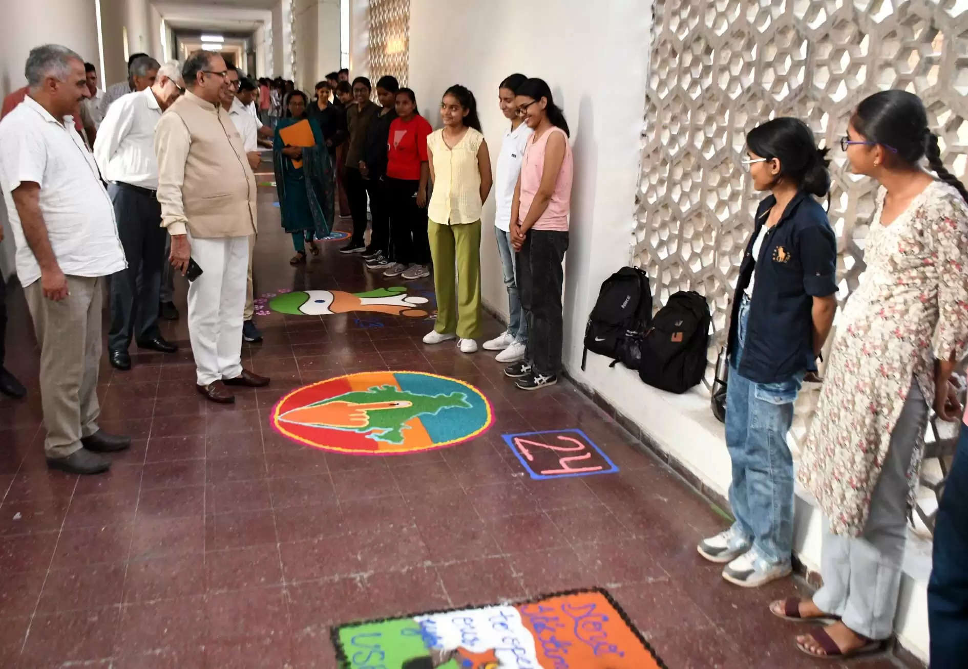 प्रतियोगिताओं में भाग लेने से विद्यार्थियों को मिलता प्रतिभा दिखाने का माैका:बीआर कम्बोज