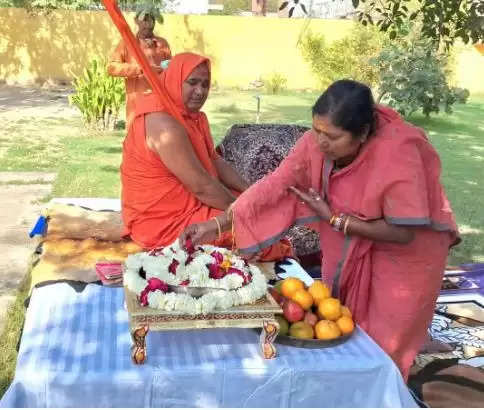 केन्द्रीय मंत्री प्रतिमा भौमिक पहुंची मथुरा, शंकराचार्य से लिया आशीर्वाद