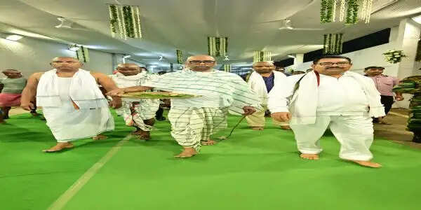 मुख्यमंत्री ने अपनी मां के दशकर्म संस्कार की सभी पारंपरिक रस्में की पूरी