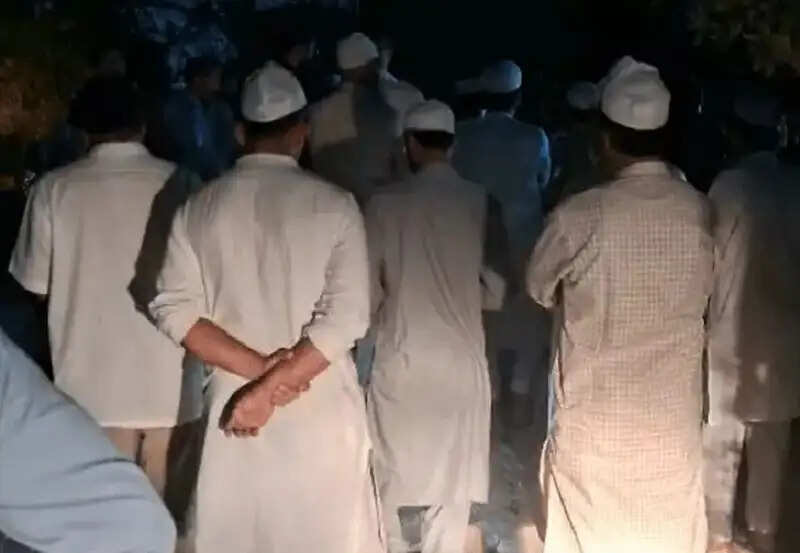 मशहूर शायर बशीर बद्र हुए सुपुर्द-ए-खाक, साहित्य जगत में शोक की लहर