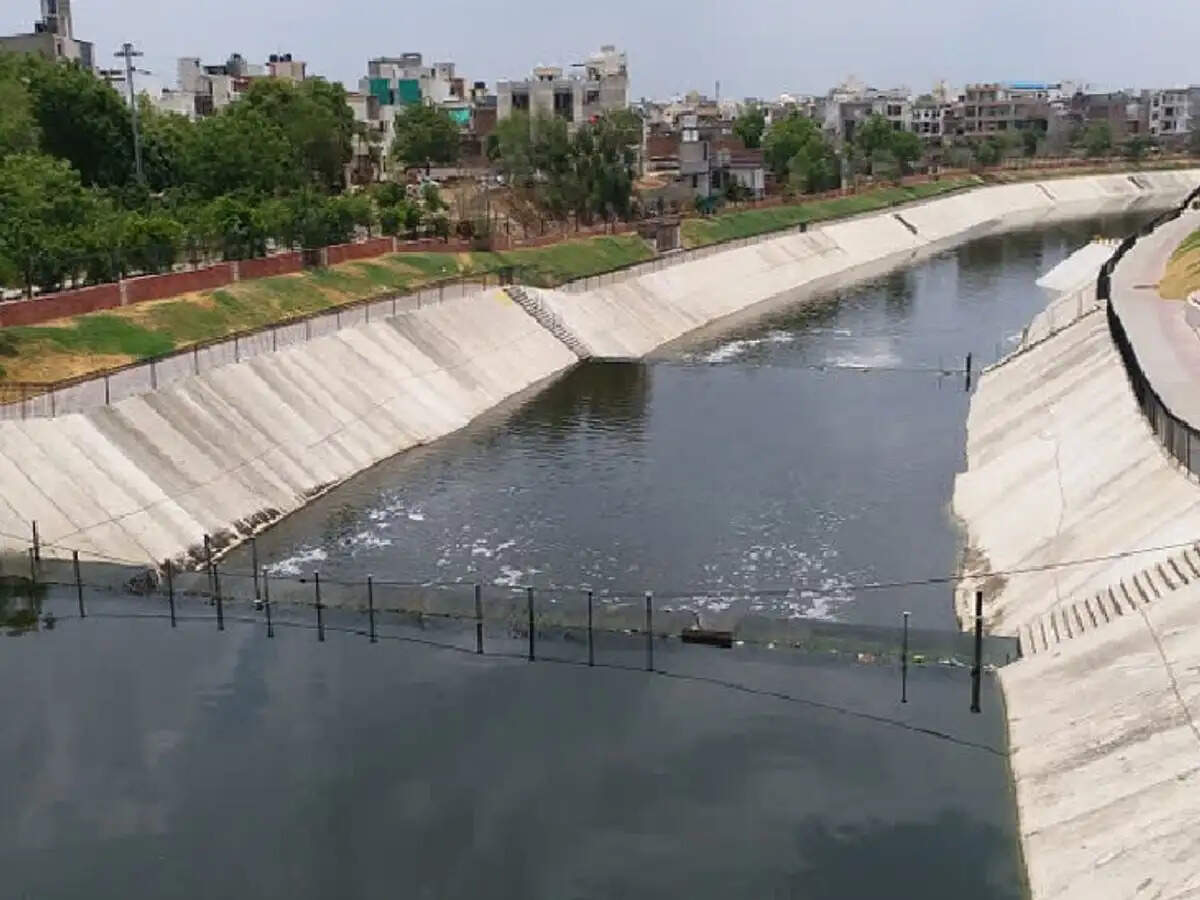 पॉल्यूशन कंट्रोल बोर्ड बना अनजान, औद्योगिक क्षेत्र से द्रव्यवती में छोड़ा रहा गंदा पानी
