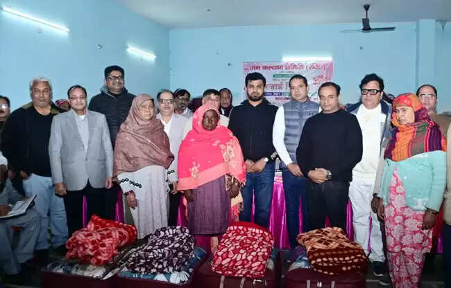 सोनीपत: विधायक ने सफाई कर्मचारियों व जरूरतमंदों को बांटी रजाइयां