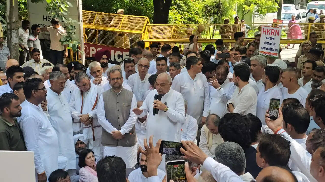 एचकेआरएन काे&nbsp;भंग&nbsp;करने&nbsp;व&nbsp;युवाओं&nbsp;काे&nbsp;स्थाई&nbsp;नाैकरी&nbsp;पर&nbsp;मांग&nbsp;पर&nbsp;कांग्रेस&nbsp;ने&nbsp;दिया&nbsp;धरना