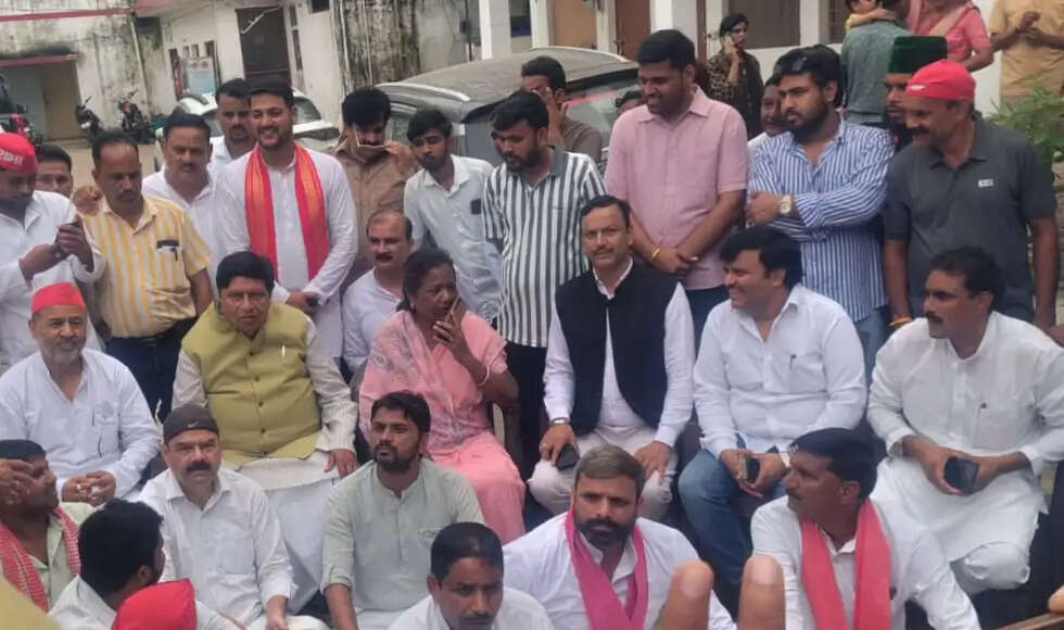 महिला की मौत का मामले में पीड़ित परिवार से मिले राज्यसभा सांसद, थाना पर दिया धरना