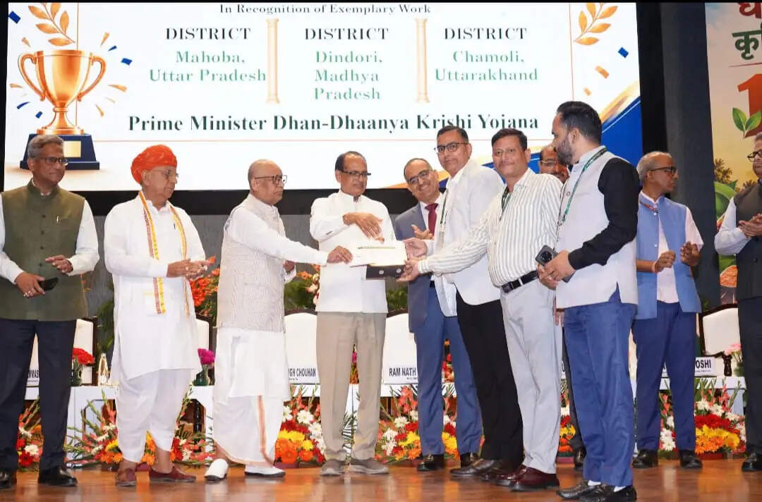 उत्कृष्ट कार्यों के लिए सीमांत जनपद चमोली जिला सम्मानित