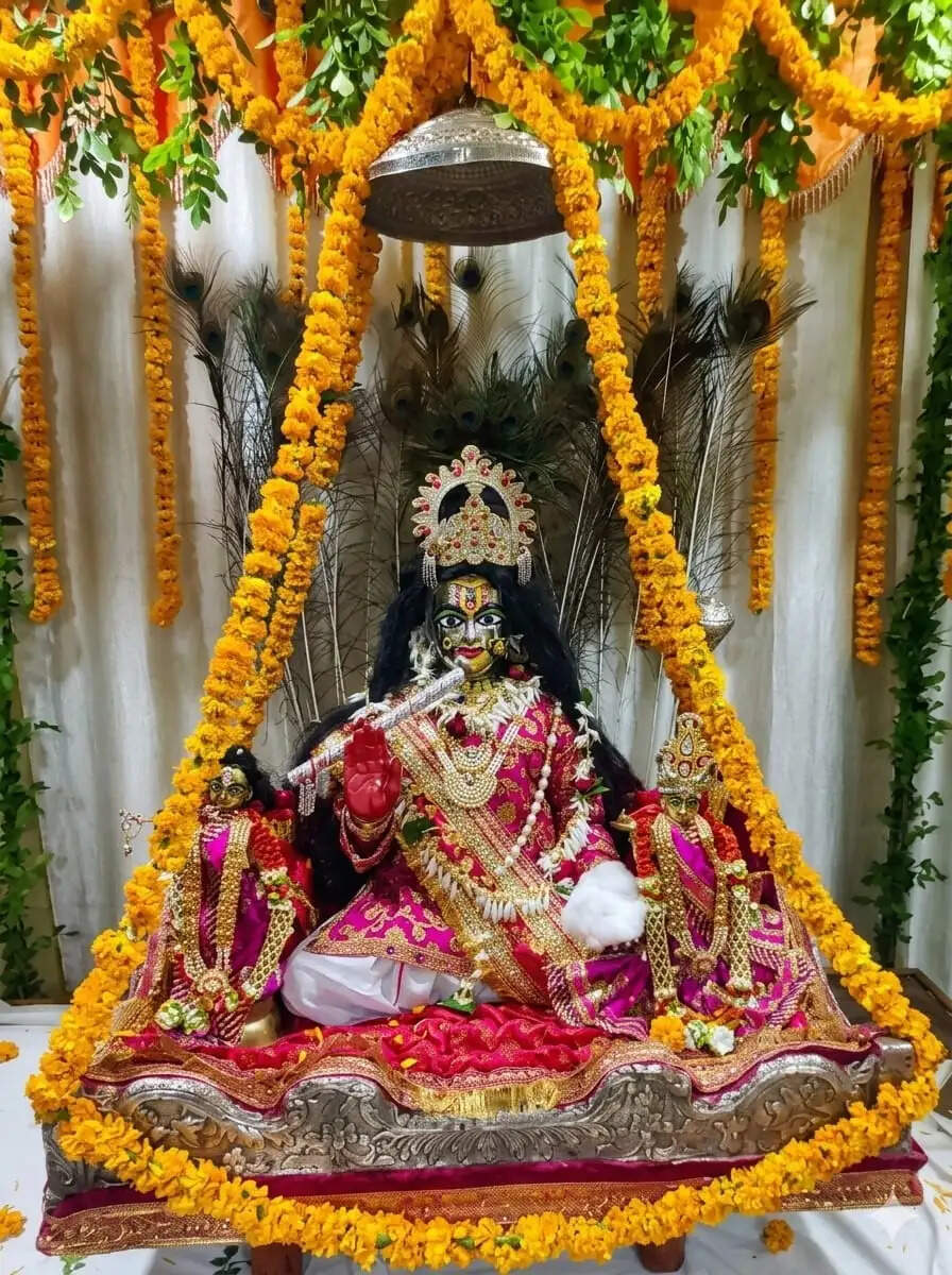 जन्माष्टमी पर काशी में लीला : मोरपंख धारण कर जब 'हर' बने 'हरि', मिट गया कैलाश और क्षीरसागर का फासला