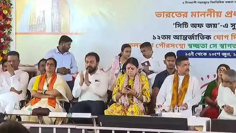 काेलकाता में सीएम शुभेंदु के मंच पर दिखे फिरहाद व ममता बनर्जी की भाभी