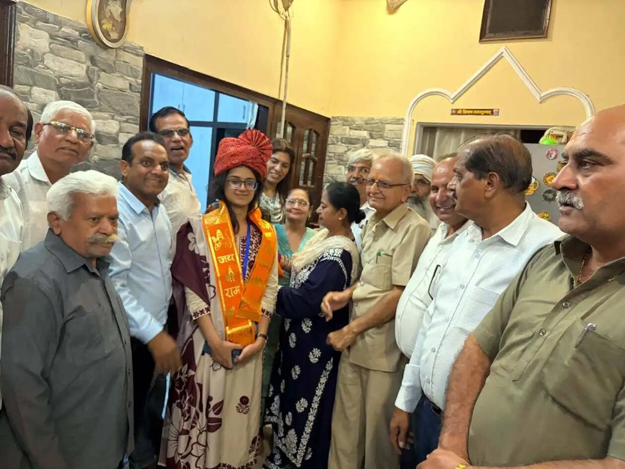 हिसार : एचसीएस परीक्षा में प्रदेश में पांचवां स्थान हासिल करने वाली छवि सरदाना सम्मानित