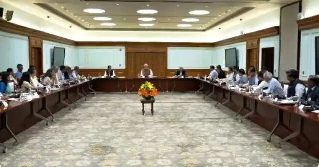 प्रधानमंत्री ने सचिवों के साथ की बैठक, मंत्रालयों व विभिन्न एजेंसियों के बीच समन्वय पर दिया जोर