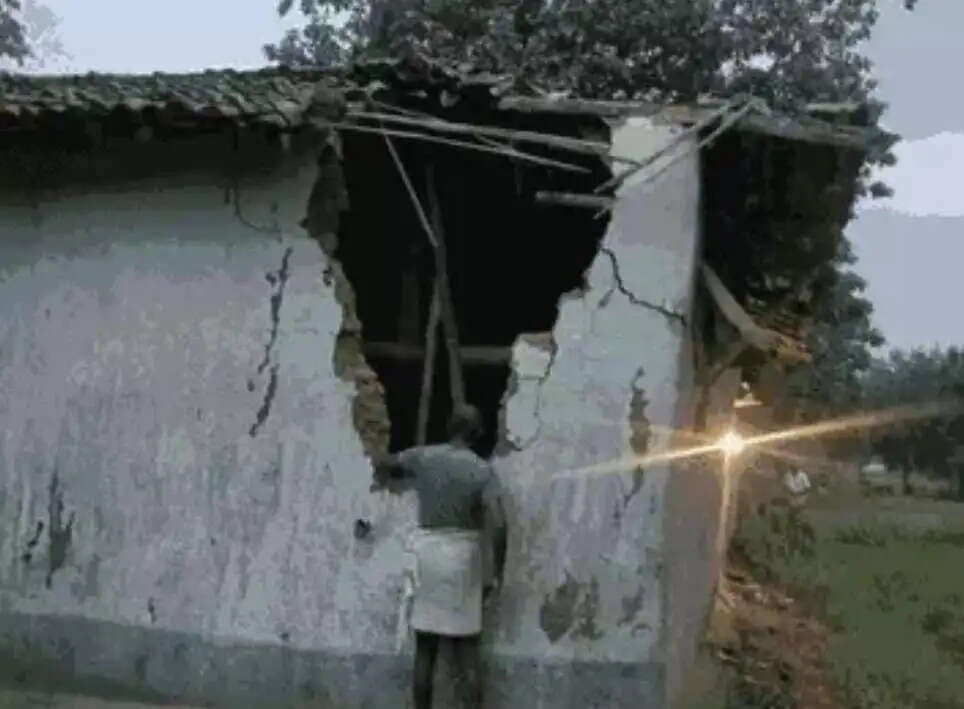 52 हाथियों का झुंड स्कूल हॉस्टल में घुसा,पसान रेंज में बाउंड्रीवॉल तोड़ी, बगीचा उजाड़ा और धान की फसल रौंदी