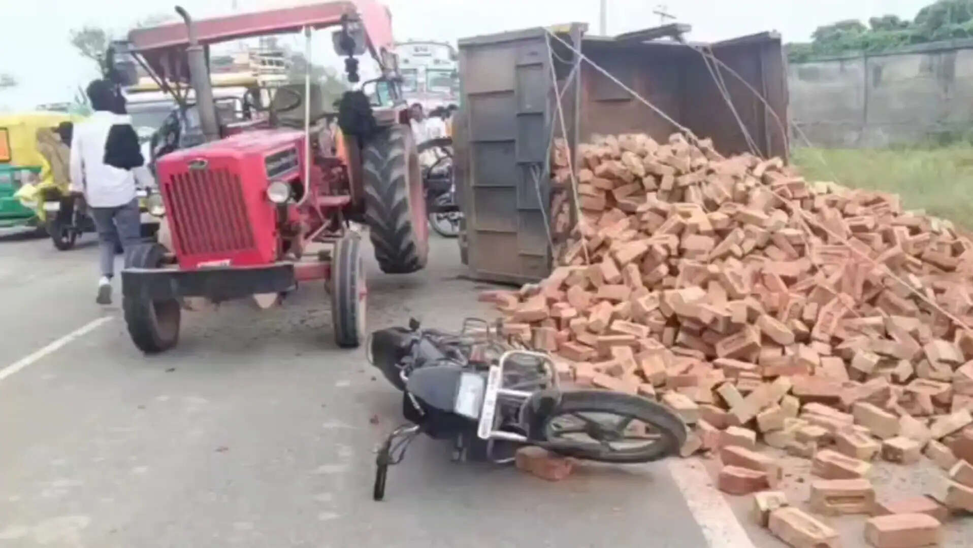 नूंह: सड़क हादसे में तीन माह के मासूम की मौत, मां घायल