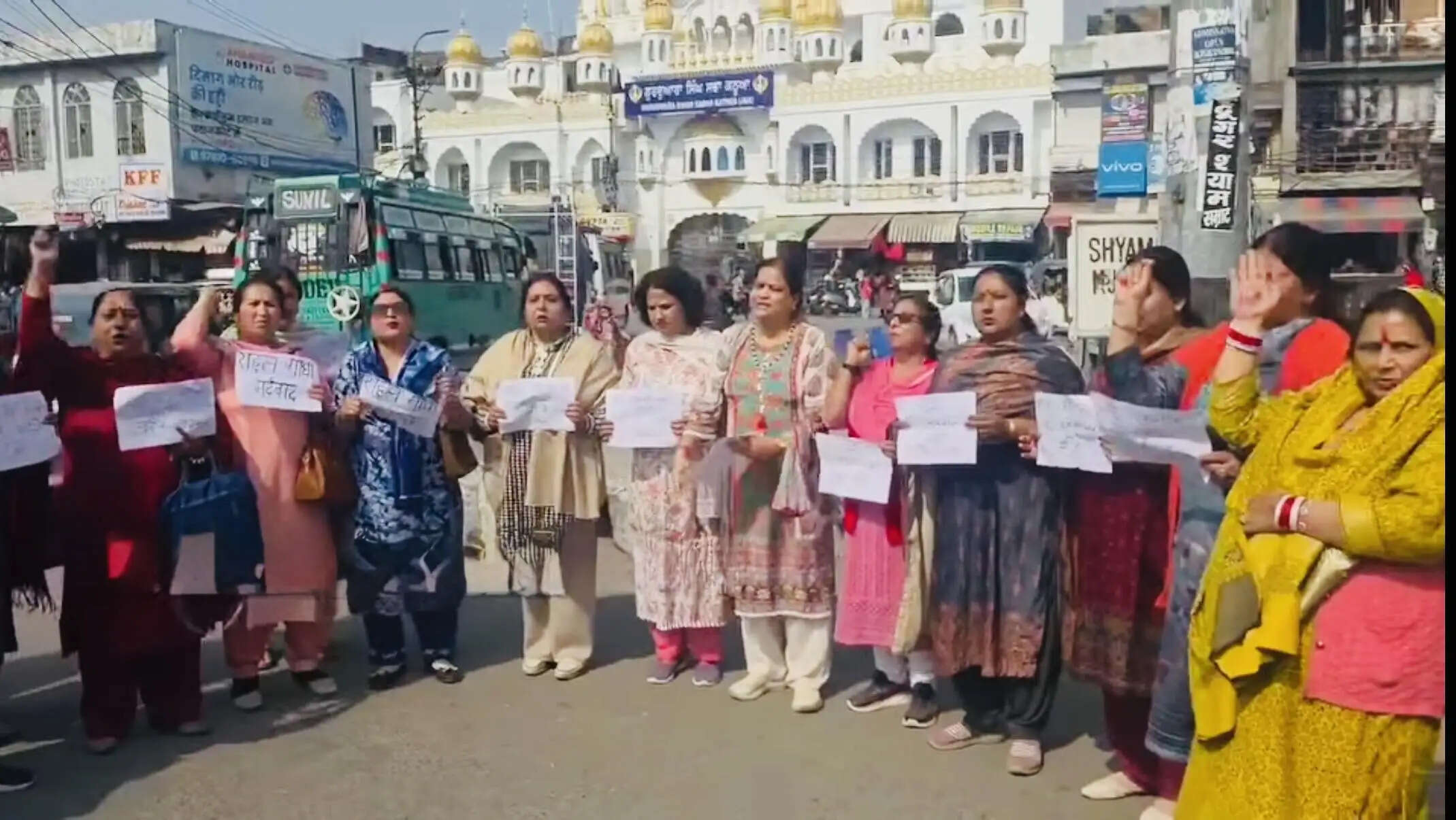 कठुआ में भाजपा महिला मोर्चा का कांग्रेस के खिलाफ प्रदर्शन, देश की गरिमा से खिलवाड़ का लगाया आरोप